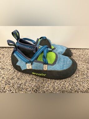 Evolv Kids Blue & Green Climbing Shoes size 4
